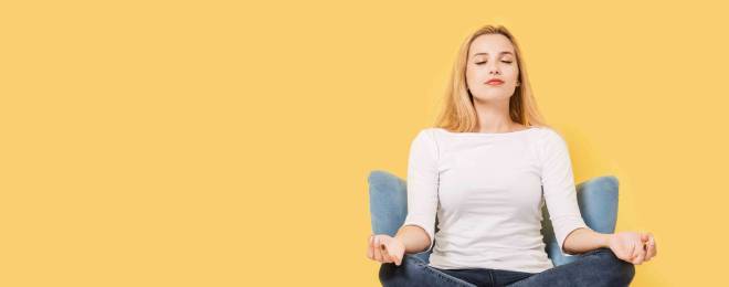 étudiante qui se détend en pensant à son orientation scolaire